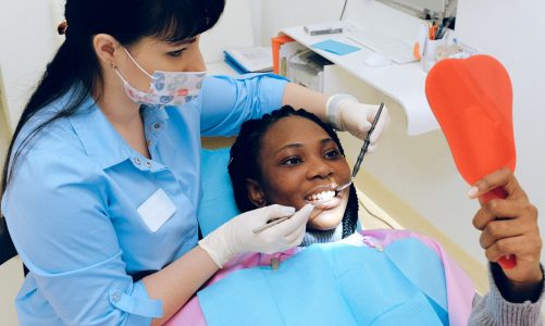 Jovens de baixa renda recebem tratamento dentário gratuito